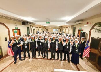 MOHD. HISHAM Harun (depan, lima dari kanan) dan petugas wanita dalam Perhimpunan Petugas Haji bersama Ketua Rombongan Haji di Abraj Al Janadriyah, Mekah semalam.