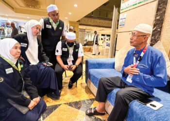 MOHD. SAUFI LIM (kanan) bersama para petugas Tabung Haji di Abraj Al Tayseer, Mekah baru-baru ini.