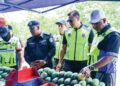 MOHD. Anzara Azizan (dua dari kanan) dalam operasi bersepadu (Ops Harumanis) Perlis di Lebuhraya Kuala Perlis-Changlun, Arau, Perlis.
 – UTUSAN/ASYRAF MUHAMMAD