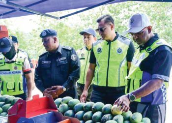 MOHD. Anzara Azizan (dua dari kanan) dalam operasi bersepadu (Ops Harumanis) Perlis di Lebuhraya Kuala Perlis-Changlun, Arau, Perlis.
 – UTUSAN/ASYRAF MUHAMMAD