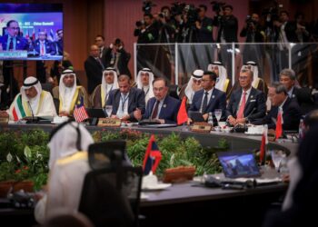 Anwar Ibrahim (tengah), Putera Mahkota Kuwait, Sheikh Sabah Khaled Al Hamad Al Sabah (kiri) dan Perdana Menteri China, Li Qiang (kanan) dalam Persidangan ASEAN-GCC-China di Pusat Konvesyen Kuala Lumpur (KLCC) semalam.