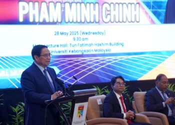 PHAM Minh Chinh menyampaikan syarahan umum yang menekankan dua hala istimewa antara Vietnam dan Malaysia di Universiti Kebangsaan Malaysia (UKM) Bangi, Selangor semalam. – UTUSAN/FAUZI BAHARUDIN