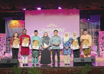 MOHD. Radzi Omar (empat dari kanan) merasmikan Panggung Seni Tradisional 2025 di Dewan Tunku Abdul Rahman, Kuala Lumpur kelmarin. – UTUSAN/NURUL NATASHA SURIN