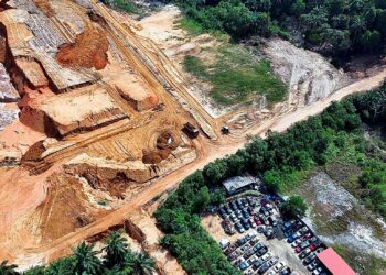 Keadaan kawasan yang terlibat dengan projek penarahan Bukit Payung yang didakwa sebagai punca banjir kilat sejak 15 tahun lalu di Jeram, Selangor semalam. – UTUSAN/SADDAM YUSOFF