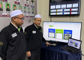 HANIZAM Hanif (kanan) ketika ditemui di Ibu Pejabat TH Mekah, Abraj Janadriyah di Mekah baru-baru ini.