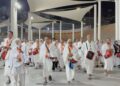 SEBAHAGIAN jemaah haji Malaysia berjalan kaki menuju ke Masjidilharam untuk melakukan tawaf dan saie ketika menunaikan ibadah umrah di Mekah kelmarin.