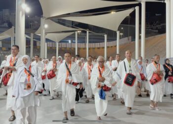 SEBAHAGIAN jemaah haji Malaysia berjalan kaki menuju ke Masjidilharam untuk melakukan tawaf dan saie ketika menunaikan ibadah umrah di Mekah kelmarin.