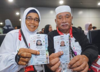 pasangan jemaah, Nazamuddin Abd Hadi, 71, bersama isteri, Khatijah Buang, 66, menunjukkan kad Nusuk di Bangunan Satelit KLIA Terminal 1, Sepang, baru-baru ini.