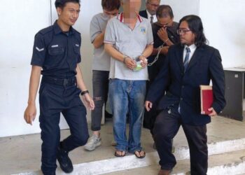 SUSPEK dibawa keluar dari Kompleks Mahkamah Kangar selepas permohonan reman berhubung kes khianat merosakkan palang parkir pintar di Jalan Seruling, Kangar, Perlis semalam -UTUSAN/ASYRAF MUHAMMAD
