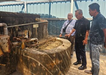 RAZALI Idris (tengah) melawat perigi yang dikenali ‘Telaga  Low Tiey’ di Kampung Cina, Kuala Terengganu,semalam. – UTUSAN/ZAID MOHD. NOOR