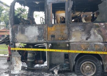 SEBUAH bas UTM terbakar di kawasan perhentian bas Jalan Lingkaran Ilmu, Fakulti Kejuruteraan Elektrik UTM, Skudai, Johor Bahru hari ini