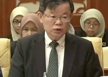 CHOW Kon Yeow ketika sesi soalan lisan semasa persidangan Dewan Undangan Negeri (DUN) Pulau Pinang, hari ini.