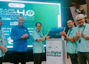 ROFIZLAN Ahmad (dua dari kanan) bersama Ahmad Maslan (tiga dari kiri) merasmikan Program Jelajah Revolusi Pembinaan CR4. 0 dan Pelancaran Mydigital Kontraktor (MDK)  di Dewan Serbaguna Benut, Pontian, hari ini.