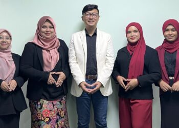SEBAHAGIAN penyelidik Uniten diketuai Siti Fara Fadila Abd. Razak (dua dari kiri) yang membangunkan sistem Clear-D sebagai pengesanan awal kanser dan glaukoma berkaitan diabetes.