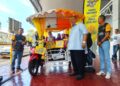 ABU Bakar Hamzah bergambar bersama pengunjung yang menaiki choley di Terminal Feri Kuala Perlis semalam.