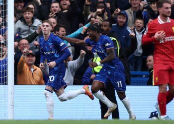 Pemain Chelsea, Cole Palmer (kiri) meraikan jaringan gol menentang Liverpool di Stamford Bridge, London. - AFP