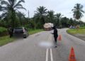 SEORANG wanita maut dilanggar lori tangki selepas tercampak keluar dari kenderaan yang dinaikinya di Kilometer 26, Jalan Lukut-Sepang, dekat Port Dickson pagi tadi.-GAMBAR/IHSAN POLIS