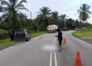 SEORANG wanita maut dilanggar lori tangki selepas tercampak keluar dari kenderaan yang dinaikinya di Kilometer 26, Jalan Lukut-Sepang, dekat Port Dickson pagi tadi.-GAMBAR/IHSAN POLIS
