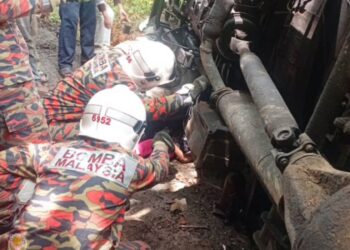 ANGGOTA bomba berusaha mengeluarkan seorang kanak-kanak lelaki yang tersepit selepas dilanggar sebuah lori mengundur di laluan berbukit di Kampung Charuk Damar, Sik, Kedah, semalam.