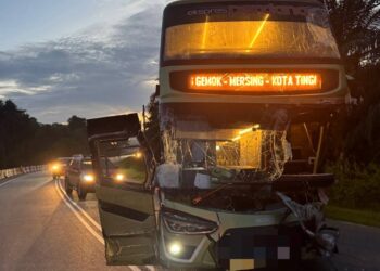 KEADAAN sebuah bas ekspres yang terlibat dalam kemalangan empat buah kenderaan di Jalan Jemaluang, berhampiran Risda Sungai Ambat, Mersing, Johor hari ini.