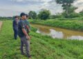 KAKITANGAN Perhilitan sedang melakukan pemantauan di tebing Sungai Umbai berhampiran Kampung Bukit Kechil, Pernu, Melaka susulan kemunculan seekor buaya yang mengejutkan penduduk setempat.