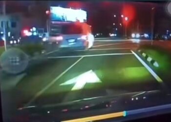 TANGKAP layar rakaman sebuah van yang melanggar lampu isyarat dalam kejadian di Jalan Persiaran Senawang 1 dekat persimpangan lampu isyarat Taman Matahari Height, Senawang, Seremban tengah malam semalam.