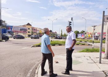 J. ARUL Kumar (kanan) bersama Pengarah JKR Negeri Sembilan, Datuk Ir. Wan Hasnan Wan Musa ketika meninjau lokasi kemalangan di persimpangan lampu isyarat, Jalan Persiaran Senawang berdekatan Taman Matahari Height, Senawang, Seremban hari ini.