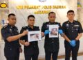 AHMAD  Zamry Marinsah (dua dari kanan) pada sidang akhbar di IPD Segamat, Johor hari ini.