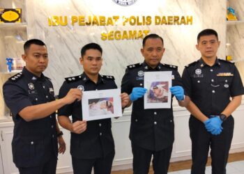 AHMAD  Zamry Marinsah (dua dari kanan) pada sidang akhbar di IPD Segamat, Johor hari ini.