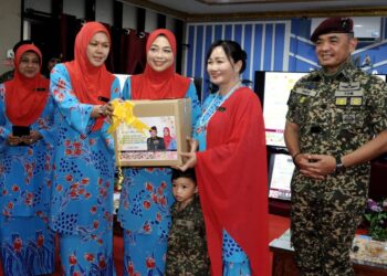 PENGERUSI Jemaah Badan Kebajikan Keluarga Angkatan Tentera (Bakat) Darat, Puan Sri Hartiah Hamzah (tiga dari kiri) menyampaikan sumbangan kepada seorang isteri anggota Malbatt yang bertugas di Lebanon sambil diperhatikan oleh Muhammad Hafizuddeain Jantan2 di Dewan Serigala 6 RRD,  Kem Pulada, Ulu Tiram, Johor Bahru.