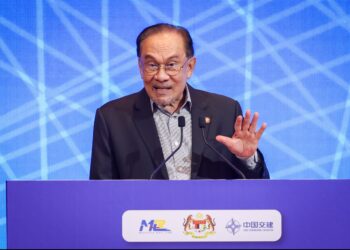 ANWAR Ibrahim sewaktu berucap Majlis Peluncuran Pekerjaan Dan Penyerahan Surat Tawaran PLKI-ECRL Bagi Fasa Pengoperasian Dan Penyelenggaran (O&M) ECRL di Kuala Lumpur hari ini. -UTUSAN ONLINE.