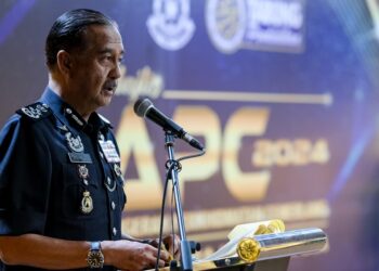 RAZARUDIN Husain ketika berucap pada majlis Anugerah Perkhidmatan Cemerlang (APC) PDRM 2024 di Bukit Aman, Kuala Lumpur hari ini.-UTUSAN/M. FIRDAUS M. JOHARI