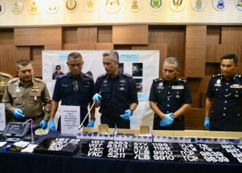 MOHD. Shuhaily Mohd. Zain menunjukkan barangan kes termasuk pistol yang berjaya dirampas dalam sidang akhbar di IPK Kedah, Alor Setar hari ini. - UTUSAN/ SHAHIR NOORDIN