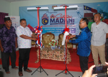 KAMAL Kormin (dua dari kanan) bersama Pengerusi Jawatankuasa Raya, Infrastruktur, Kemudahan Awam dan Pengangkutan Melaka, Datuk Hameed Mytheen Kunju Basheer merasmikan Program Santuni Madani MyIPO di Balai Raya Kampung Sungai Jerneh, Masjid Tanah, Melaka, semalam.-UTUSAN/AMRAN MULUP