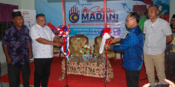 KAMAL Kormin (dua dari kanan) bersama Pengerusi Jawatankuasa Raya, Infrastruktur, Kemudahan Awam dan Pengangkutan Melaka, Datuk Hameed Mytheen Kunju Basheer merasmikan Program Santuni Madani MyIPO di Balai Raya Kampung Sungai Jerneh, Masjid Tanah, Melaka, semalam.-UTUSAN/AMRAN MULUP