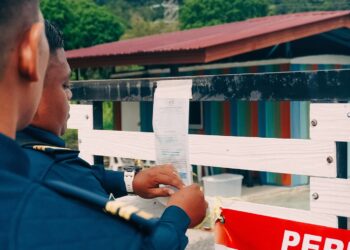 ANGGOTA Penguatkuasa MPHTJ menampal notis penutupan di salah satu premis tapak perkhemahan yang didapati beroperasi tanpa kelulusan sah daripada pihak berkuasa tempatan dalam operasi bersepadu di Bukit Katil, Melaka, semalam.
