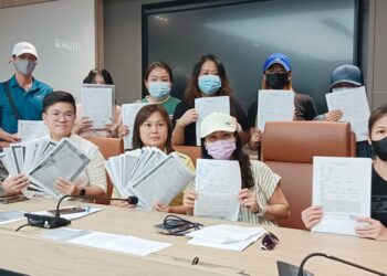 HENG Zhi Li  (duduk dua dari kiri) bersama pengadu menunjukan salinan laporan polis bagi menuntut pemulangan wàng dari pihak pengurusan sebuah pusat kesihatan dan kecantikan pada sidang akhbar di Johor Bahru, Johor, hari ini.-UTUSAN/BAAZLAN IBRAHIM
