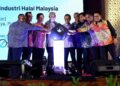 MOHAMAD Abdul Hamid (lima dari kanan) dan Ahamd Zahid Hamidi (empat dari kiri) ketika pelancaran Majlis Pembangunan Industri Halal Pulau Pinang (MPIHPP) di Seberang Jaya, Pulau Pinang hari ini.-UTUSAN/IQBAL HAMDAN