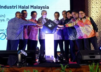 MOHAMAD Abdul Hamid (lima dari kanan) dan Ahamd Zahid Hamidi (empat dari kiri) ketika pelancaran Majlis Pembangunan Industri Halal Pulau Pinang (MPIHPP) di Seberang Jaya, Pulau Pinang hari ini.-UTUSAN/IQBAL HAMDAN