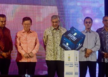 AHMAD Zahid Hamidi (tengah) ketika menghadiri pelancaran Majlis Pembangunan Industri Halal Pulau Pinang di Seberang Jaya, Pulau Pinang hari ini.-UTUSAN/IQBAL HAMDAN