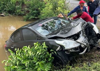 KENDERAAN dinaiki Suhaimi Abdullah dan isterinya yang terbabas ke dalam tali air ketika kemalangan di Jalan Sungai Dedap-Yan di Yan, hari ini.