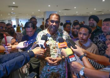 R. RAMANAN ditemui pemberita selepas mengadakan pertemuan dengan Ketua-Ketua Cabang PKR Perak di Ipoh hari ini. - UTUSAN
