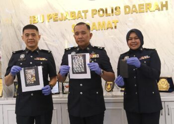 AHMAD Zamry Marinsah (tengah) pada sidang akhbar di IPD Segamat, Johor hari ini.