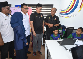ALLEX Seah Shoo Chin(dua, kanan) bersama Fairul Nizam (kanan) melawat kemudahan di Nadi Kampung Padang yang bakal dimanfaatkan lebih 8,000 penduduk setempat. - UTUSAN/AMRAN ALI
