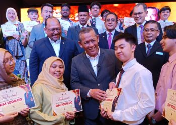 AMINUDDIN Harun ketika beramah mesra dengan pelajar cemerlang sempena Majlis Anugerah Kebitaraan Akademik Sijil Pelajaran Malaysia (SPM) 2024 Negeri Sembilan, di Seremban hari ini. - UTUSAN/NOR AINNA HAMZAH