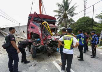 KEADAAN trak FRU yang terlibat kemalangan dengan lori di Jalan Sungai Lampam di Teluk Intan hari ini. - UTUSAN/MUHAMAD NAZREEN SYAH MUSTHAFA