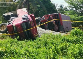 KEADAAN trak FRU yang terlibat kemalangan dengan lori   di Jalan Sungai Lampam di Teluk Intan, Perak hari ini. - UTUSAN
