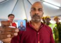 S. AHRENTHEREN menunjukkan gambar  mendiang abangnya Sarjan S. Perumal yang maut dalam kemalangan dengan lori di Jalan Sungai Manik-Sungai Lampam di Teluk Intan, Perak hari inii. - UTUSAN/MUHAMAD NAZREEN SYAH MUSTHAFA