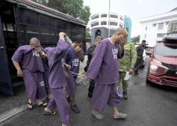 SEKUMPULAN lelaki yang didakwa memukul seorang vokalis kumpulan skinhead dibawa ke mahkamah untuk tahanan reman di Mahkamah Majistret Johor Bahru hari ini.-UTUSAN/RAJA JAAFAR ALI.