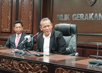 AMINUDDIN Harun pada sidang akhbar selepas mempengerusikan Mesyuarat Mingguan Exco di Wisma Negeri, Seremban hari ini.-UTUSAN/NUR SHARIEZA ISMAIL.